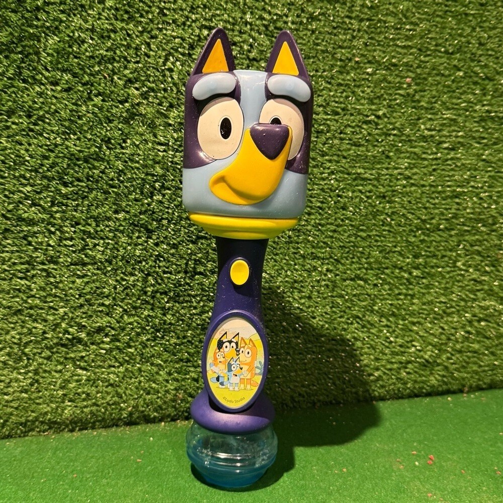 Little Kids Inc. Bluey Light & Sound Bubble Wand